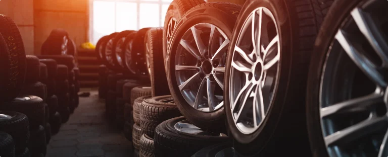 Staplade däck och fälgar i vår däckverkstad. Boka däckbyte på Gotland.