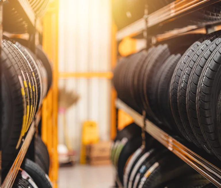 Däckhotell Gotland med staplade däck på hyllor för däckförvaring.