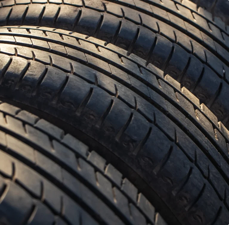Närbild på däckmönster hos lokal däckverkstad Gotland.