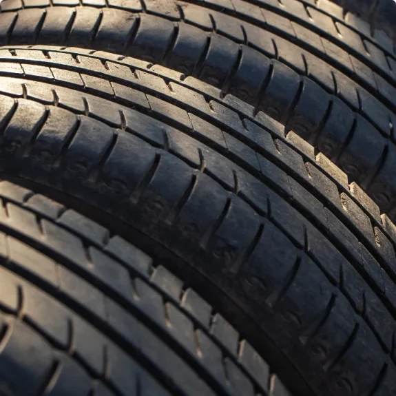 Närbild på däckmönster hos lokal däckverkstad Gotland.
