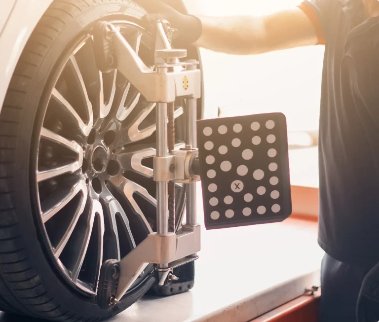 Professionell hjulinställning på Gotland. Vi justerar hjulvinklar för mindre slitage.