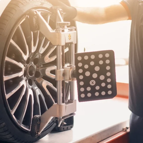 Professionell hjulinställning på Gotland. Vi justerar hjulvinklar för mindre slitage.